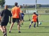 Laatste training S.K.N.W.K. JO8-1 (partijtje tegen de ouders) van maandag 2 juni 2025 (14/123)
